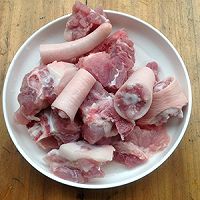 一道補(bǔ)血養(yǎng)顏的靚湯-----蓮藕花生豬尾湯的做法圖解2