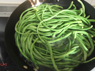 充分利用夏日陽光——曬干豇豆0的做法步驟：5