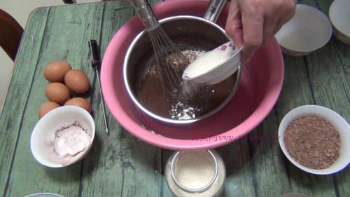 巧克力戚風(fēng)蛋糕8寸的做法