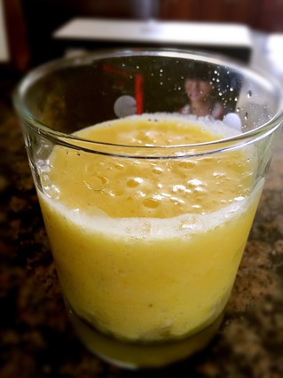 冰鎮(zhèn)鮮榨菠蘿汁