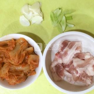 辣白菜五花肉的做法步驟:1