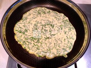 【從零學(xué)燒菜第一課】韭菜雞蛋餅的做法步驟:7