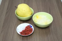 止咳潤肺的冰糖雪梨銀耳羹的做法步驟1