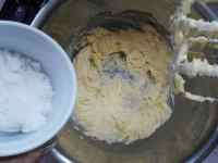 【烘焙甜點(diǎn)】椰蓉甜甜圈的做法步驟3