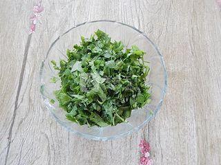 芹葉雞蛋餅的做法步驟:1