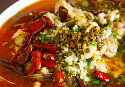 辣煮三鮮，有雞腿、豬肉和海鮮的冬季家常菜