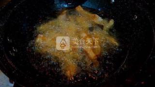 啤酒燜魚，好吃的讓你意想不到。的做法步驟：3