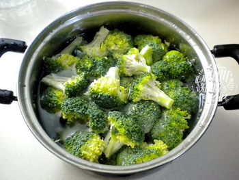 西蘭花排骨的做法步驟3