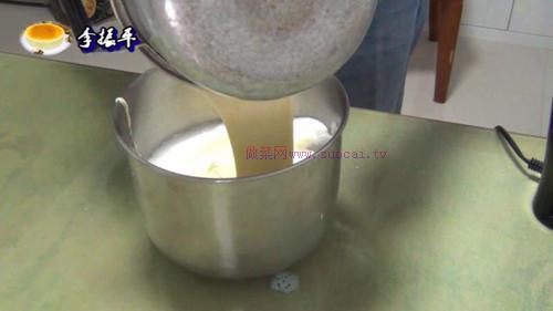 中空戚風(fēng)蛋糕8寸的做法