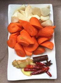 胡蘿卜杏鮑菇燒土雞的做法步驟3