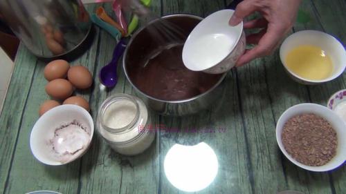 巧克力戚風(fēng)蛋糕8寸的做法