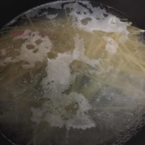 蝦仁牛油果奶醬意面的做法