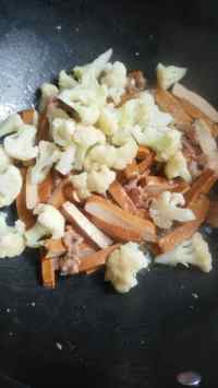 香干花菜炒肉的做法步驟7