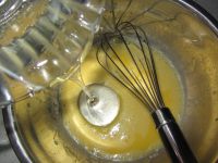 小紙杯戚風(fēng)的做法步驟6