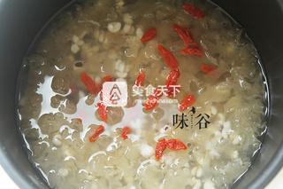 芡實(shí)薏米銀耳羹的做法步驟:6