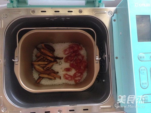 面包機(jī)香菇臘味飯的做法