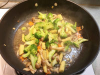 爆炒時(shí)蔬的做法步驟12