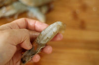 避風(fēng)塘炒蝦的做法步驟1