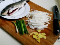 蘿卜絲鯽魚湯的做法步驟2