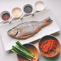 吃好一條魚？是煎、是炸、是燉？蔥油鱸魚，請跟我來學(xué)哦！的做法圖解1