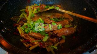 干鍋香辣鴨翅的做法步驟：15