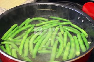 干煸四季豆的做法步驟:2