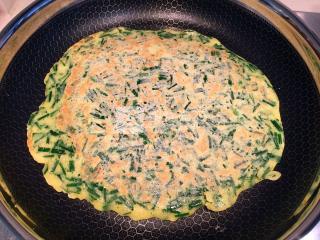 【從零學(xué)燒菜第一課】韭菜雞蛋餅的做法步驟:8