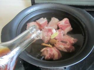 玉米燒排骨的做法步驟:1