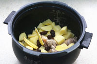 香菇土豆?fàn)F雞的做法步驟6