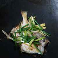 紅燒剝皮魚(yú)的做法步驟4