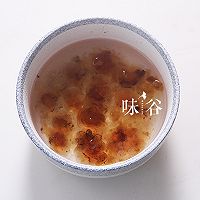 養(yǎng)顏美容的牛奶燉桃膠的做法圖解2