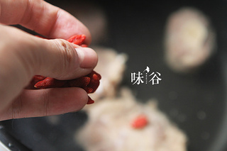 秋冬進(jìn)補(bǔ)（白蘿卜牛尾湯）的做法步驟：4