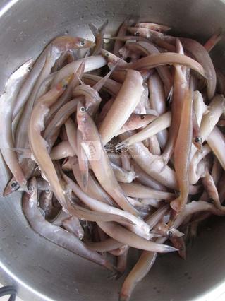 酥炸小海魚的做法步驟：1