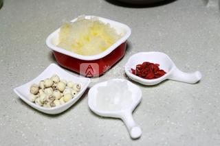 美容養(yǎng)顏的銀耳蓮子羹的做法步驟：1