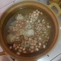 一道補(bǔ)血養(yǎng)顏的靚湯-----蓮藕花生豬尾湯的做法圖解5