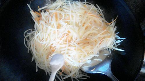胡蘿卜土豆絲的做法