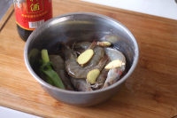 避風(fēng)塘炒蝦的做法步驟2