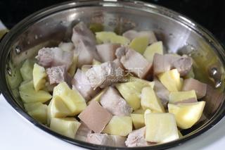 紅燒肉燒筍的做法步驟:7