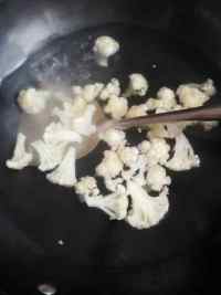 香干花菜炒肉的做法步驟3