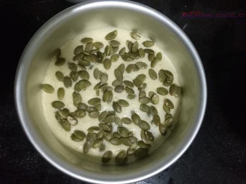 南瓜子酸奶蛋糕(6寸)的做法