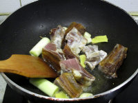 臘排骨燉小土豆的做法步驟3