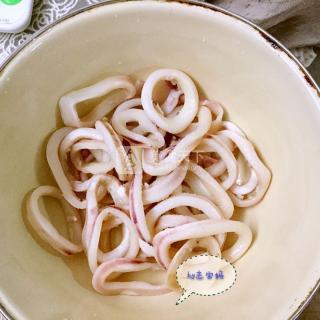 里約奧運(yùn)會(huì)必備的小零食—酥炸魷魚圈的做法步驟：1