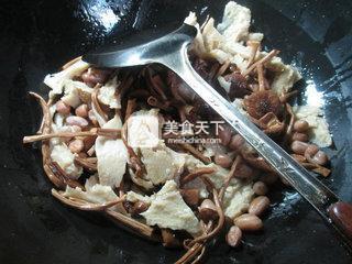 花生米茶樹(shù)菇烤麩 的做法步驟:4