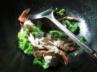 西蘭花炒螃蟹的做法步驟：7