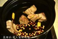 冬季進(jìn)補(bǔ)，冬瓜排骨湯的做法步驟3