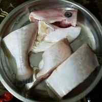 紅燒剝皮魚(yú)的做法步驟2