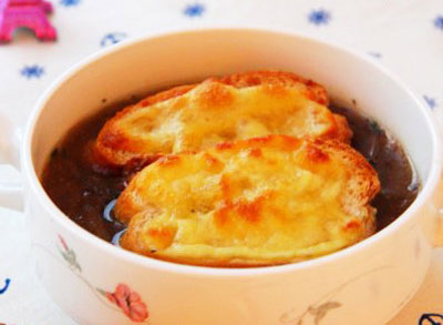 紅酒醋洋蔥湯的做法，法國(guó)洋蔥湯怎么做好喝的關(guān)鍵