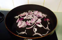 泡菜洋蔥紅蘿卜炒韓國(guó)年糕的做法步驟3