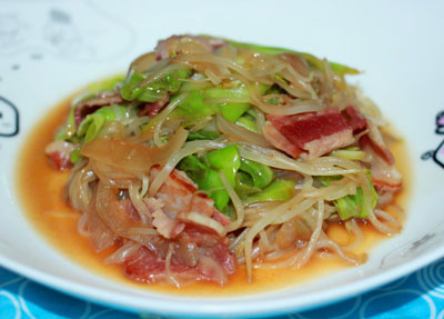 培根炒包菜的做法，培根和包菜葷素搭配很好吃