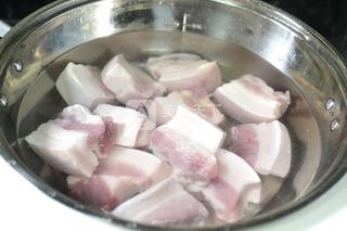 紅燒肉燒筍的做法步驟:4